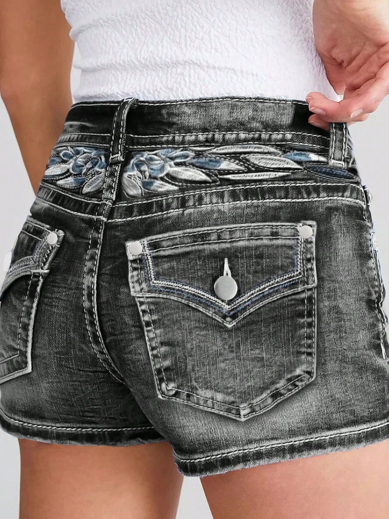 Women's Slim-fit Embroidered Fashion Denim Shorts - [[{"value":"{{ Babyvera Babyvera  }}"}]]