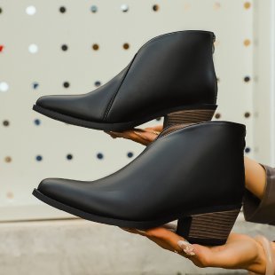 Womens Boots With A Back Zipper - Babyvera